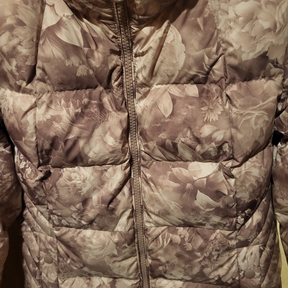 Athleta Downtown Pink Floral Printed Down Puffer Jacket Size Medium Petite - Picture 4 of 7